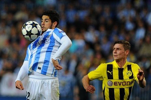 Malaga's Isco (L) vies with Dortmund's Lukasz Piszczek in Malaga on April 3, 2013